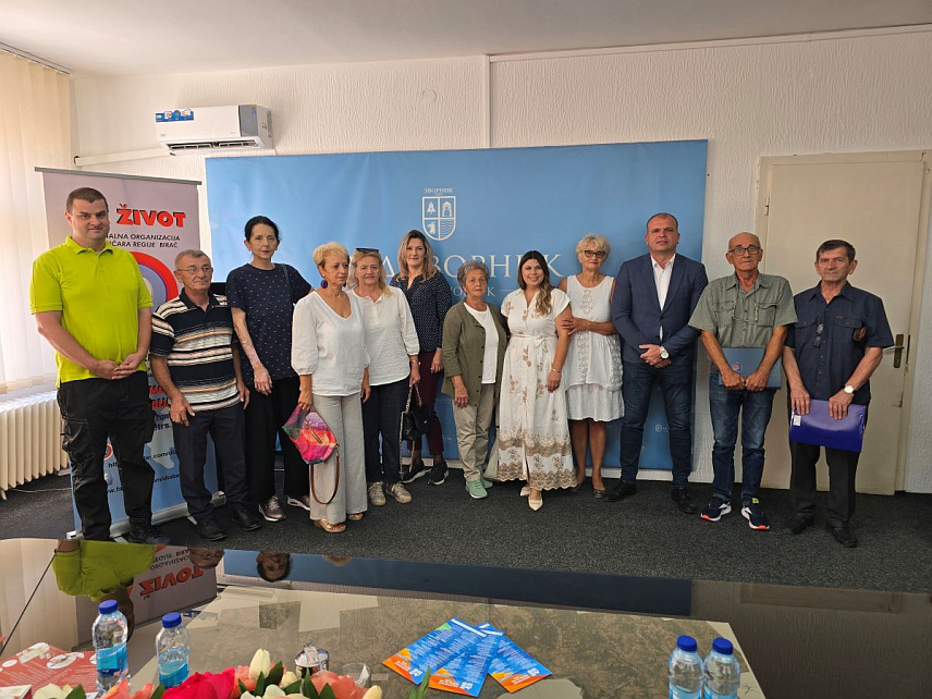 ЗВОРНИК, 5. АВГУСТА /СРНА/ - Градоначелник Зворника Бојан Ивановић уручио је данас за осам чланова регионалне Организације "Дијабета Бирач" из Зворника по два сензора за континуирано мјерење нивоа шећера у крви.