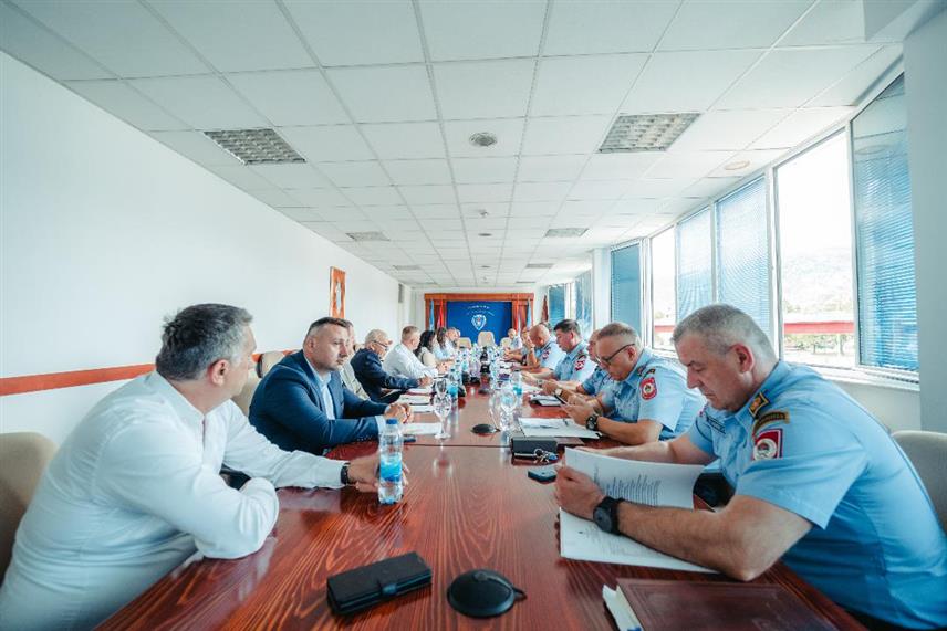 БАЊАЛУКА, 6. АВГУСТА /СРНА/ - Полицијски службеници Министарства унутрашњих послова Републике Српске ће и у наредном периоду интензивно радити на сузбијању, спречавању и откривању кривичних дјела кријумчарење лица, те ће се интензивирати присуство и рад на терену, нарочито на мјестима гдје се илегални мигранти најчешће крећу и окупљају.