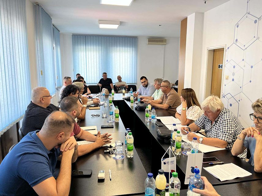 БАЊАЛУКА, 6. АВГУСТА /СРНА/ - У Бијељини је данас одржана прва јавна расправа о нацрту овог закона са посебним фокусом на заштити дјеце и омладине од утицаја ових производа на њихово здравље, смањењем њихове доступности, као и подизањем свијести о штетности пушења, саопштено је из Министарства здравља и социјалне заштите Републике Српске.