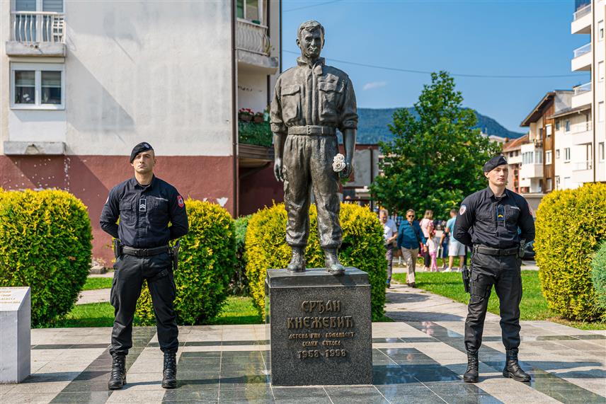 ПАЛЕ, 7. АВГУСТА /СРНА/ - На Палама је данас обиљежено 27 година од свирепог и нерасвијетљеног убиства легендарног команданта Специјалне јединице Војске Републике Српске "Бели вукови" Срђана Кнежевића.