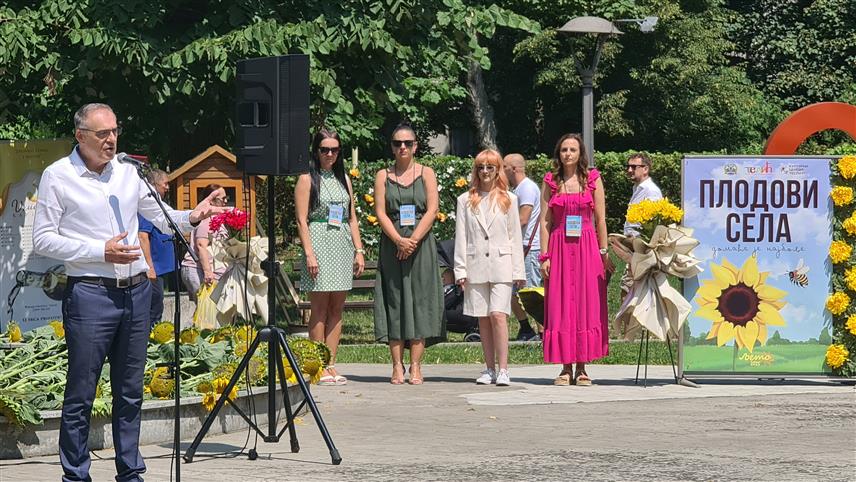 ТЕСЛИЋ, 7. АВГУСТА /СРНА/ - На манифестацији "Плодови села - домаће је најбоље" у Теслићу данас је 59 излагача са подручја Републике Српске и Федерације БиХ представило пољопривредне производе из домаће радиности и руралног туризма.