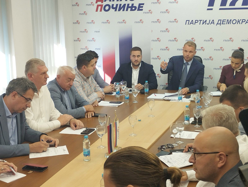 БАЊАЛУКА, 7. АВГУСТА /СРНА/ - На сједници Предсједништва ПДП-а у Бањалуци потврђен је став ове странке да ниједна политичка организација у Републици Српској не треба да учествује на потенцијалним пријевременим изборима за предсједника Републике Српске.