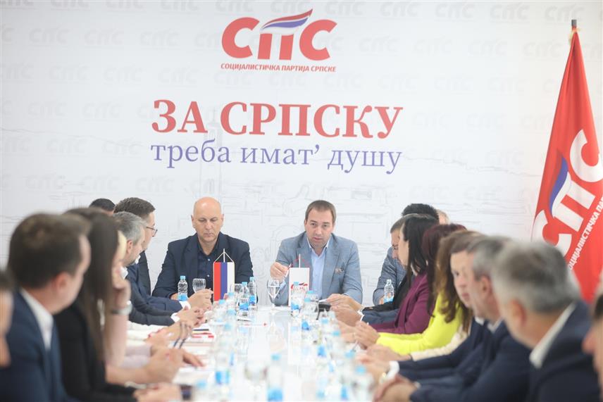 БАЊАЛУКА, 7. АВГУСТА /СРНА/ - Предсједништво Социјалистичке партије Српске /СПС/ на сједници у проширеном саставу у Бањалуци усвојило је закључке којима се изражава снажна подршка институцијама Републике Српске, истиче залагање за очување уставног поретка, мира и стабилности, као и подршка иницијативи да се грађани на референдуму изјасне о тренутној уставно-политичкој ситуацији.