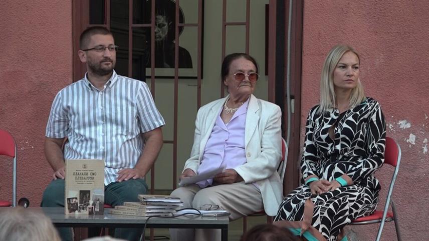 ПРИЈЕДОР, 7. АВГУСТА / СРНА/ - У лапидаријуму Музеја Козаре у Приједору вечерас је промовисана књига "Плакали смо пјевајући - фрагменти из прошлости Ракелића и околине" Милене Алексић Кецман, која је радни вијек провела у просвјети, а у 91. години одлучила да сјећања из дјетињства и младости пренесе на папир и остави свједочаство о завичају.