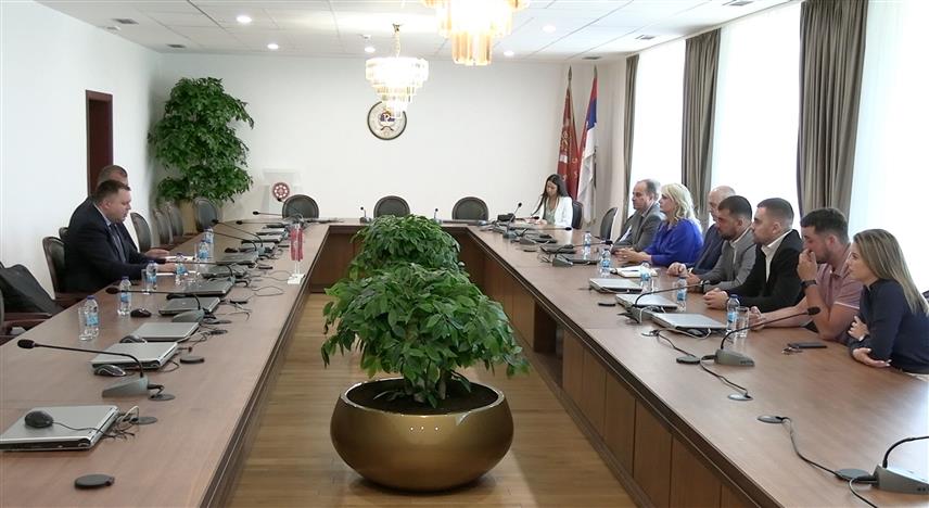 ИСТОЧНО САРАЈЕВО, 8. АВГУСТА /СРНА/ - Министар за научнотехнолошки развој и високо образовање Републике Српске Жељко Будимир информисао је данас представнике Универзитета у Источном Сарајеву и представнике студената са оба јавна универзитета о институционалној кризи у којој се нашла Република Српска након доношења срамне и незаконите одлуке против предсједника Републике Српске Милорада Додика.