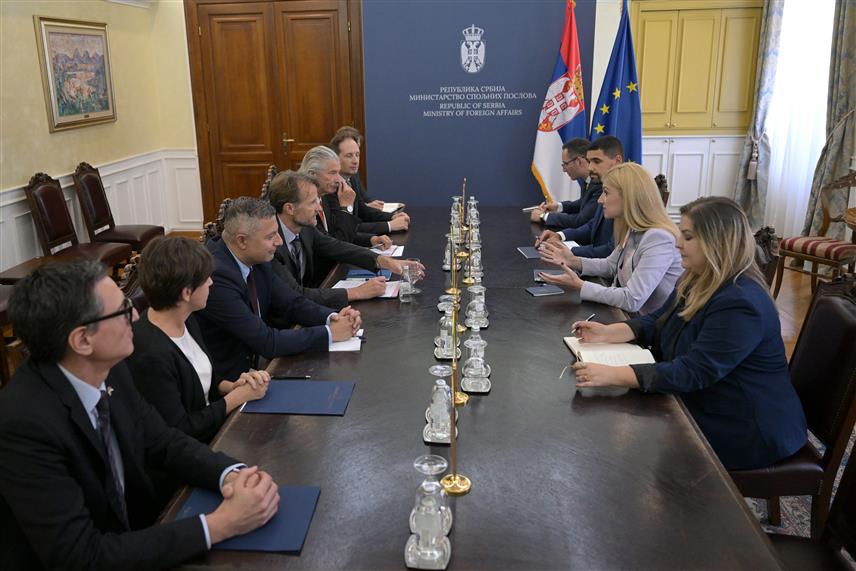 БЕОГРАД, 8. АВГУСТА /СРНА/ - Државни секретар у Министарству спољних послова Србије Невена Јовановић данас је у разговору са новим шефом Мисије ЕУ у Србији Андреасом фон Бекератом и представницима амбасада земаља Квинте изразила очекивање да ће међународна заједница, а нарочито партнери из ЕУ и Квинте, реаговати на једностране и дестабилишуће потезе Приштине.