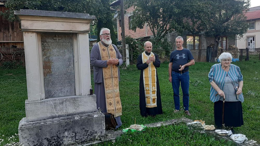ФОЧА, 8. АВГУСТА /СРНА/ - Парастос српским родољубима из Фоче, које су аустроугарски окупатори уочи почетка Првог свјетског рата убили на два дринска моста,убијени су свештеници Јосиф Кочовић и Владимир Поповић и трговци - браћа Нико и Ђорђије Хаџивуковић, док су тешка рањавања преживјели свештеник Василије Кандић и трговац Милан Хаџивуковић.