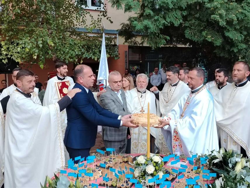 ЗВОРНИК, 8. АВГУСТА /СРНА/ - Зворник је свечано обиљежио славу града - Свету Петку Трнову Светом литургијом у Храму Рођења Светог Јована Претече, те литијом од храма до платоа испред Народне библиотеке и музејске збирке, гдје је у присуству званица, гостију и великог броја суграђана обављен обред ломљења славског колача.