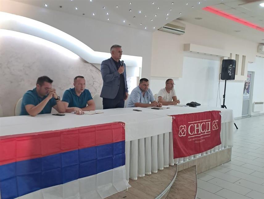 БРЧКО, 10. СЕПTЕМБРА /СРНА/ - Предсједник Општинског одбора СНСД-а Брчко Синиша Милић одржао је синоћ састанак са члановимa странке, а руководство странке представило је грађанима план и програм организације изборне конференције која је планирана у октобру.