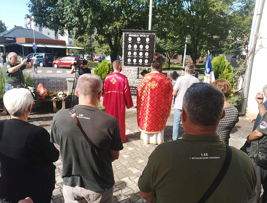 НОВИ ГРАД, 11. СЕПTЕМБРА /СРНА/ - У порти Храма Светих апостола Петра и Павла у Новом Граду данас је служен парастос за 15 припадника Првог батаљона Војне полиције Првог крајишког корпуса Војске Републике Српске који су погинули у акцији "Бреза 94".