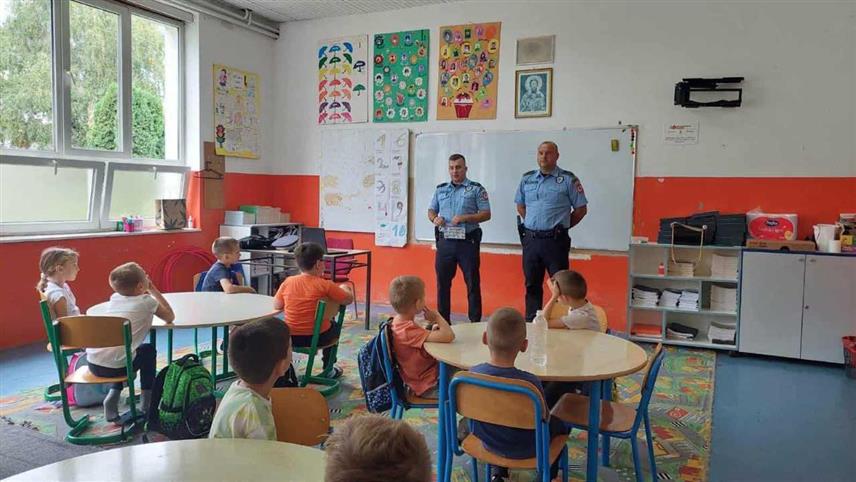 БАЊАЛУКА, 11. СЕПТЕМБРА /СРНА/ - Полиција у Градишци и Српцу одржала је едукативна предавања у основним школама о безбједном и правилном учествовању најмлађих у саобраћају које је на занимљив и разумљив начин упознала са основним правилима безбједног учешћа пјешака и бициклиста у саобраћају.