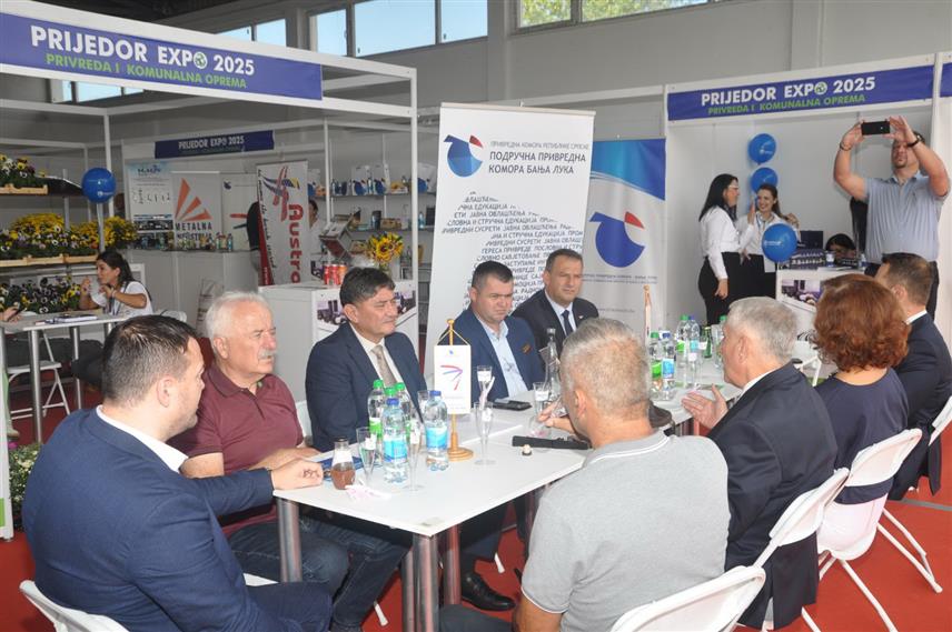 ПРИЈЕДОР, 11. СЕПТЕМБРА /СРНА/ - Сајам комуналне опреме "Експо Приједор 2025" окупио је данас око 40 излагача, произвођача и дистрибутера ове опреме.