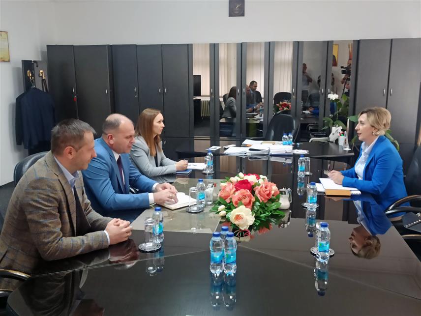 ЗВОРНИК, 11. СЕПТЕМБРА /СРНА/ - Градоначелник Зворника Бојан Ивановић упознао је данас помоћника министра привреде и предузетништва Републике Српске Слободанку Дубравац о привредним потенцијалима овог града и пословним плановима са акцентом на пословну зону "Јадар" у Каракају.	
