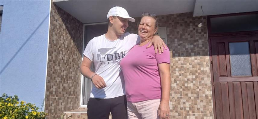 БРАТУНАЦ, 11. СЕПТЕМБРА /СРНА/ - Двадесетогодишњи Растко Ивановића из Братунца са мајком Снежаном.