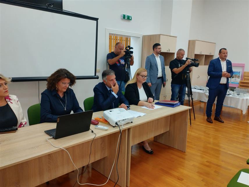 БИЈЕЉИНА, 12. СЕПТЕМБРА /СРНА/ - Министар просвјете и културе Републике Српске Боривоје Голубовић je у Бијељини присуствовао састанку Актива директора предшколских установа Републике Српске на којем се дискутовало о Нацрту закона о предшколском васпитању и образовању и о Посебном колективном уговору за запослене у области образовања и културе.
