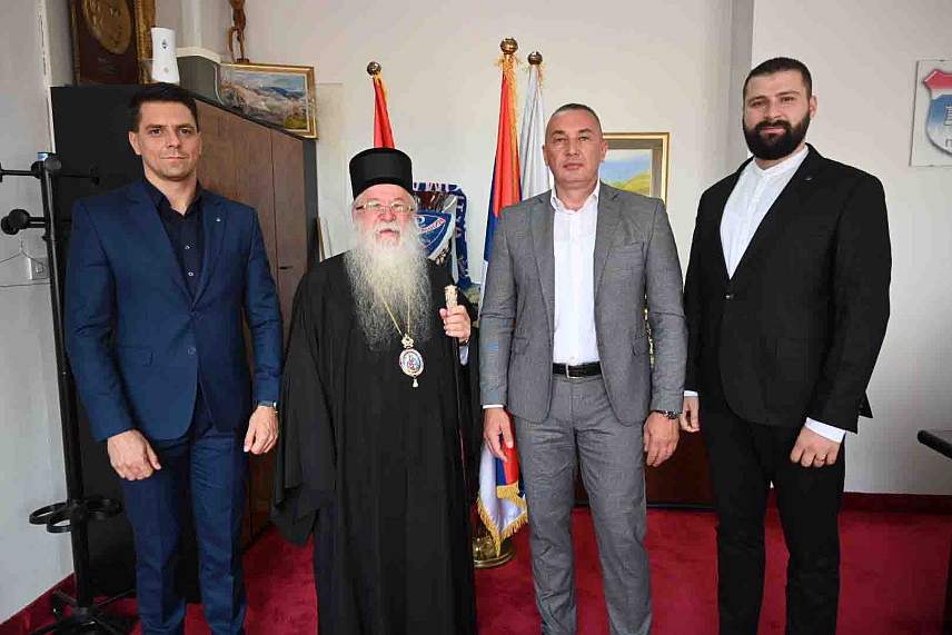 ПАЛЕ, 12. СЕПТЕМБРА /СРНА/ - Његово високопреосвештенство митрополит дабробосански Хризостом посјетио је данас општину Пале, гдје је са начелником Дејаном Којићем разговарао о сарадњи и похвалио организацију програма "Госпојинских свечаности" одржаних поводом крсне славе општине - Успења Пресвете Богородице.