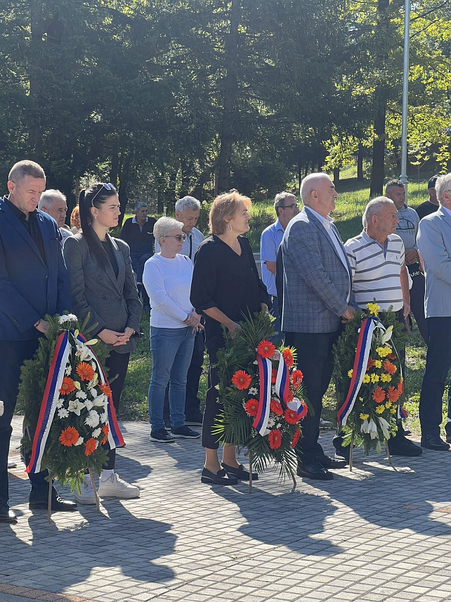 ДРВАР, 13. СЕПТЕМБРА /СРНА/ - У Дрвару је данас служен парастос погинулим борцима и цивилима страдалим у Одбрамбено-отаџбинском рату поводом 30 година од прогона цјелокупног српског становништва из ове општине.