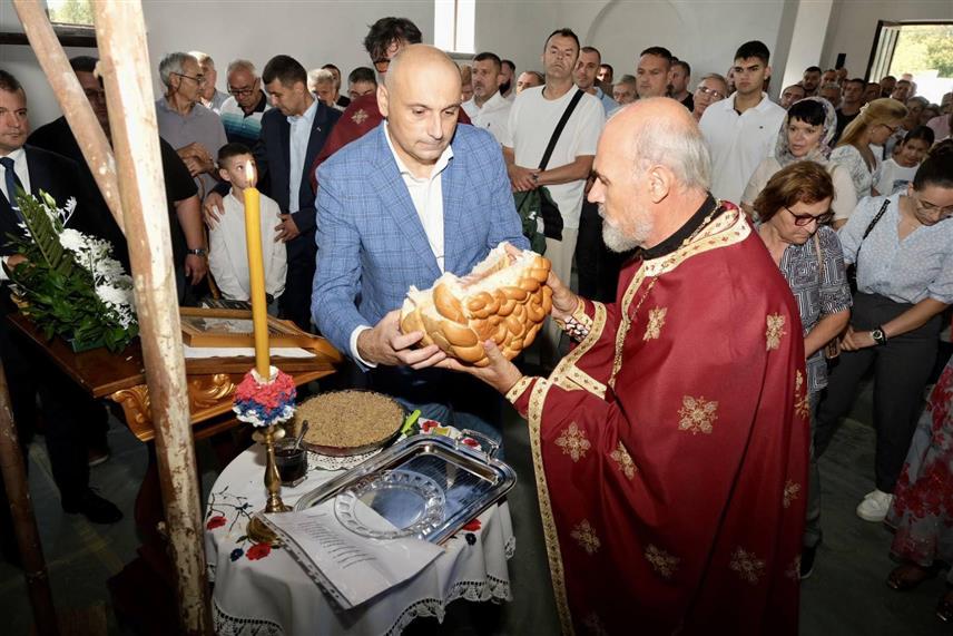 КОЗАРСКА ДУБИЦА, 13.СЕПТЕМБРА /СРНА/ - У Црквеној општини Међувође Епархије бањалучке данас је обиљежена слава првог храма под Козаром посвећеног Светим новомученицима јасеновачким.