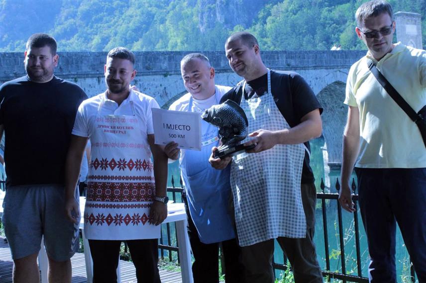 ВИШЕГРАД, 13. СЕПТЕМБРА /СРНА/ – На традиционалној гастро манифестацији "Дрински котлић", одржаној на платоу поред моста Мехмед паше Соколовића, побједнички пехар и награду од 500 КМ за најбољу рибљу чорбу освојила је екипа "Сом", коју чине чланови Риболовачког удружења "Дринска језера" из Вишеграда.