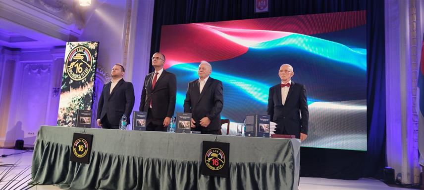 БАЊАЛУКА 13. СЕПTЕМБРА /СРНА/ - Аутор научне монографије "Шеснаеста крајишка бригада Војске Републике Српске /1992-1995/" Горан Латиновић рекао је вечерас у Бањалуци да је ово прва књига о 16. бригади која је дала велики допринос у сламању непријатељских офанзива у Крајини и на Озрену.