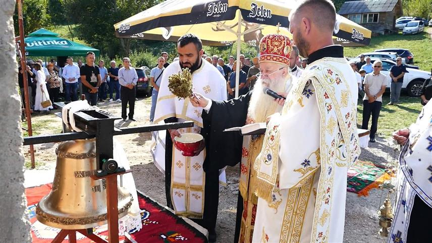 ВИШЕГРАД, 13. СЕПТЕМБРА /СРНА/ – Његово високопреосвештенство митрополит дабробосански Хризостом освештао је данас крстове и звоно за храм Васкрсења Господњег у селу Грање код Вишеграда, поручивши да се светиње не граде јер је то потребно Богу, већ због људи, њихових молитава и заједништва.