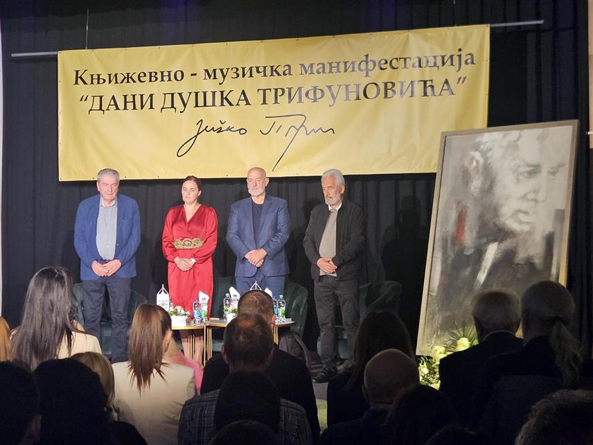 ПАЛЕ, 13. СЕПТЕМБРА /СРНА/ - "Вече за одрасле - Буквално тако" одржано је вечерас у Културном центру Пале у оквиру тродневне манифестације "Дани Душка Трифуновића".