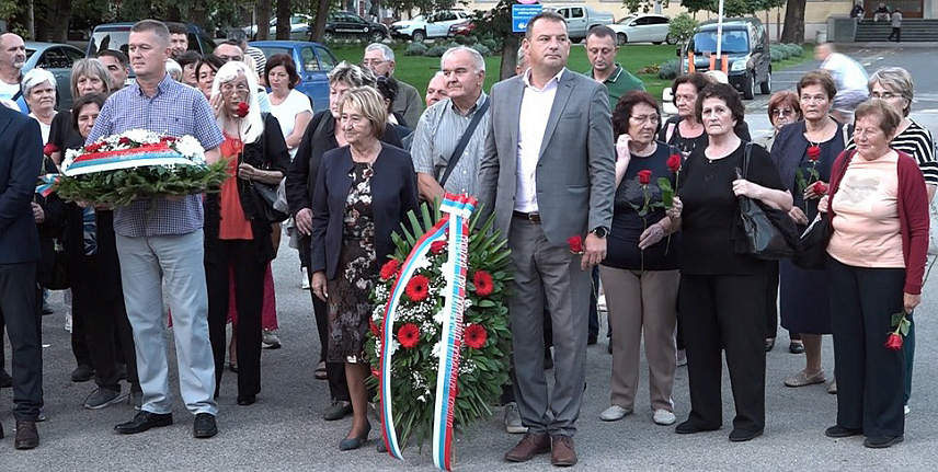 ПРИЈЕДОР, 14. СЕПТЕМБРА /СРНА/ - Служењем парастоса и полагањем вијенаца код споменика "За крст часни", у Приједору је обиљежен Дан несталих и погинулих у Одбрамбено-отаџбинском рату.