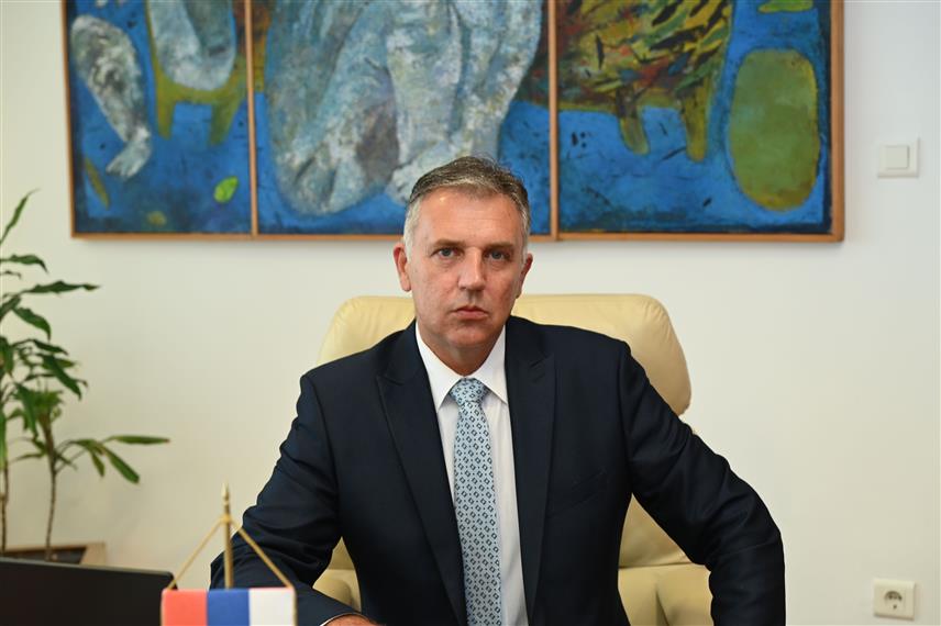 БАЊАЛУКА, 14. СЕПТЕМБРА /СРНА/ - Министар просвјете и културе Републике Српске Боривоје Голубовић рекао је Срни да Међународни сајам књиге у Бањалуци, у организацији дневних новина "Глас Српске", 30 година доприноси да се књизи врати дигнитет који заслужује, а да се у први план ставе ствараоци - писци и издавачи.