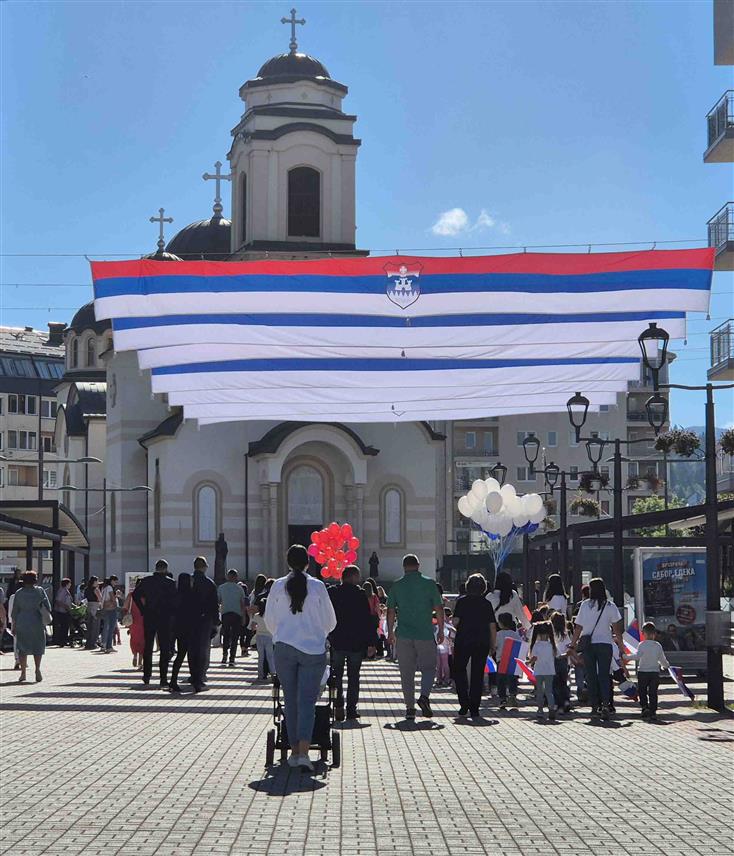 ПАЛЕ, 15. СЕПТЕМБРА /СРНА/- Дјеца из сва три паљанска вртића "Бубамара", "Цврчак" и "Бамби" данас су шетњом шеталиштем са заставама обиљежила Дан српског јединства, слободе и националне заставе.