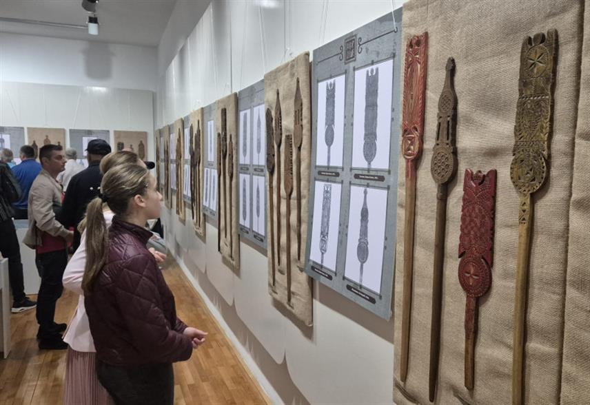 ФОЧА, 15. СЕПТЕМБРА /СРНА/ - На Дан српског јединства, слободе и националне заставе у Музеју "Стара Херцеговина" одржава се изложба преслица и марамица Народног музеја из Ужица гдје су мотиви који се срећу у етнографском насљеђу ужичког краја веома слични са етнографским мотивима које налазимо овдје у фочанском крају.