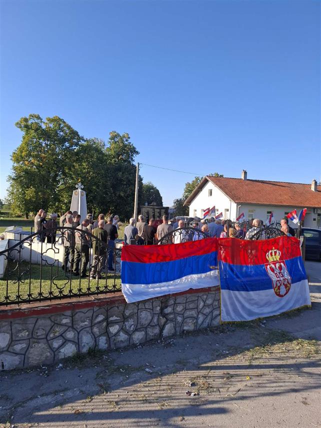 ШАМАЦ, 15. СЕПTЕМБРА /СРНА/ - Код споменика у Обудовцу данас је служен парастос за 100 српских добровољаца, учесника пробоја Солунског фронта са подручја општине Шамац, као и за 19 погинулих и умрлих припадника резервног састава ЈНА који су били зачетници одбране српског живља на простору од Модриче до Брчког.