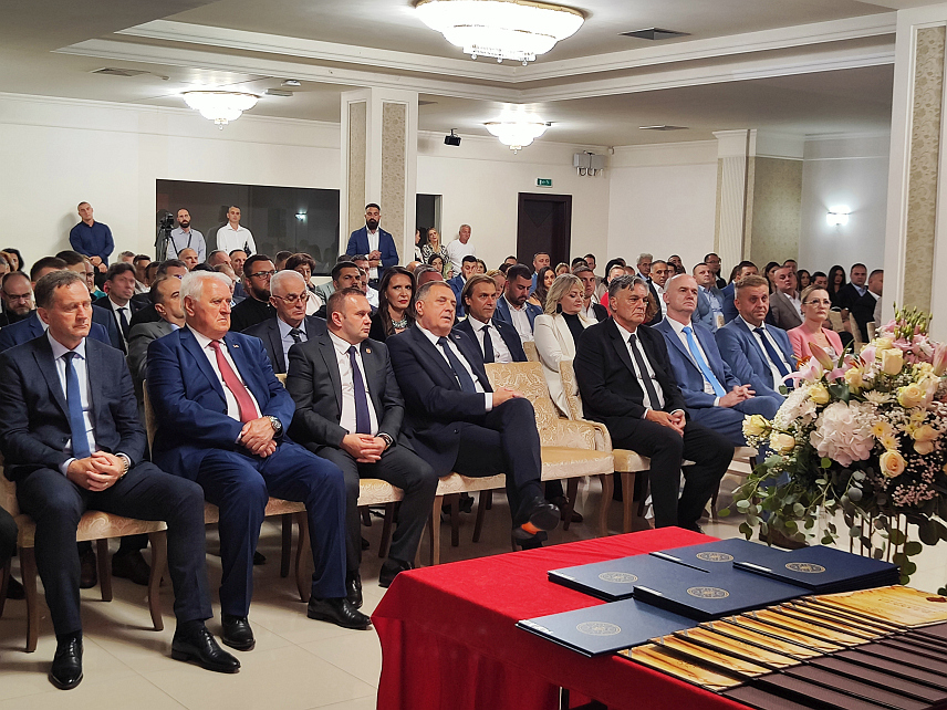 ИСТОЧНО САРАЈЕВО, 15. СЕПТЕМБРА /СРНА/ - Свечана академија у Источном Сарајеву поводом обиљежавања Дана Универзитета којој, између осталих, присуствују предсједник Републике Српске Милорад Додик и министар за научнотехнолошки развој и високо образовање Републике Српске Синиша Каран.