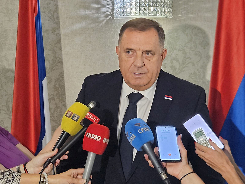 ИСТОЧНО САРАЈЕВО, 15. СЕПТЕМБРА /СРНА/ - Предсједник Републике Српске Милорад Додик у обраћању новинарима уочи свечане академије поводом Дана Универзитета у Источном Сарајеву.