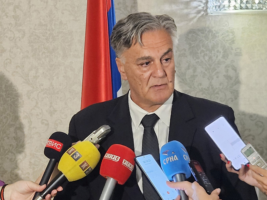 ИСТОЧНО САРАЈЕВО, 15. СЕПТЕМБРА /СРНА/ - Министар за научнотехнолошки развој и високо образовање Републике Српске Синиша Каран у обраћању новинарима уочи свечане академије поводом Дана Универзитета у Источном Сарајеву.