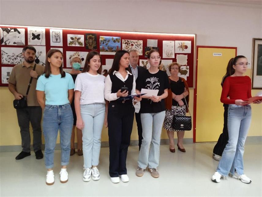 СРБАЦ, 15. СЕПТЕМБРА /СРНА/ - Ученици трећег разреда Гимназије у Српцу представили су данас рад "Дан српског јединства, слободе и националне заставе - 15. септембар" у којем су обрадили важне појмове слободе, јединства и симболике тробојке, наглашавајући значај очувања националне свијести међу младима.
