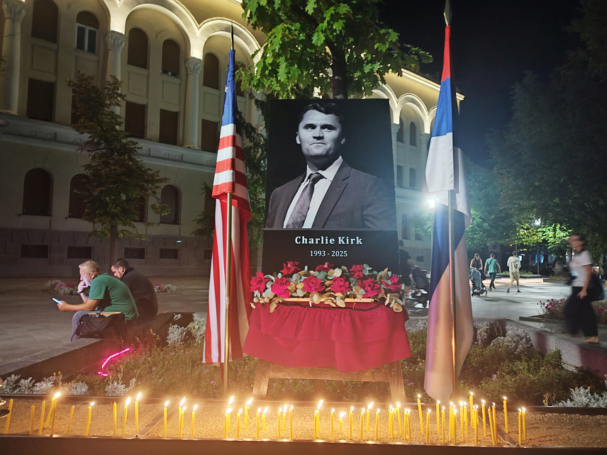 БАЊАЛУКА, 15. СЕПТЕМБРА /СРНА/ - Грађани су испред Палате Републике у Бањалуци упалили свијеће за убијеног америчког конзервативног активисту Чарлија Кирка, једног од кључних савезника америчког предсједника Доналда Трампа.