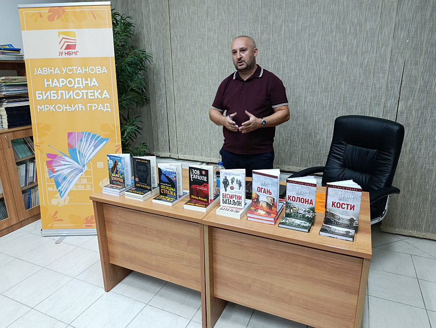 МРКОЊИЋ ГРАД, 15. СЕПТЕМБРА /СРНА/ - Књижевник из Малог Зворника Ненад Милкић представио је вечерас у Мркоњић Граду роман "Огањ" о страдању Срба на Косову и Метохији током мартовског погрома 2004. године.