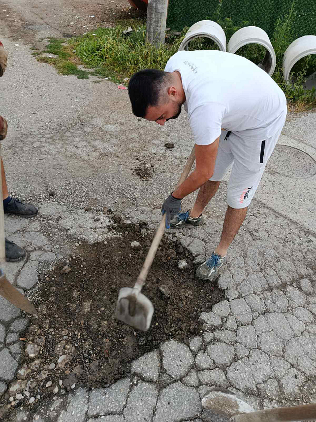 БАЊАЛУКА, 15. СЕПТЕМБРА /СРНА/ - Предсједник Савјета мјесне заједнице Пискавица Александар Шибаревић рекао је Срни да ово насељено мјесто на подручју града Бањалука већ неко вријеме има проблема са саобраћајном инфраструктуром која је у очајном стању, те да су мјештани били принуђени да сами санирају најкритичнија мјеста са рупама.
