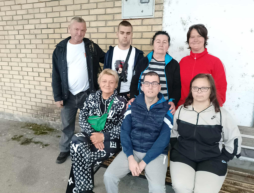 НОВИ ГРАД, 15. СЕПТЕМБРА /СРНА/ - Из Новог Града јутрос је, у оквиру програма Социјализација дјеце Републике Српске, на бесплатно љетовање у Бечиће отпутовало четворо дјеце из Удружења дјеце и омладине са посебним потребама и њихових родитеља "Искра".