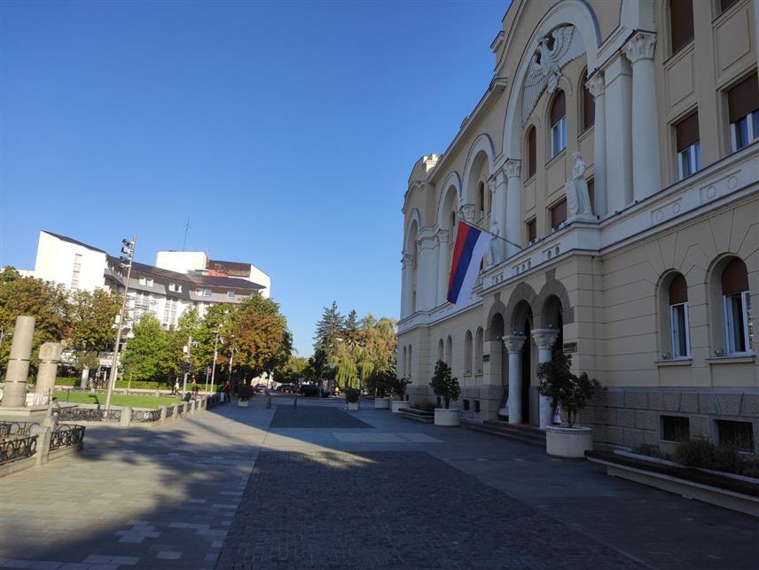 БАЊАЛУКА, 15. СЕПТЕМБРА /СРНА/ - Бројни Бањалучани данас су на својим кућама истакли српске тробојке поводом Дана српског јединства, слободе и националне заставе.Заставе су истакнуте и на зградама многих институција, а код Палате Републике увелико трају припреме за окупљање грађана и истицање српске тробојке дуге 120 метара.