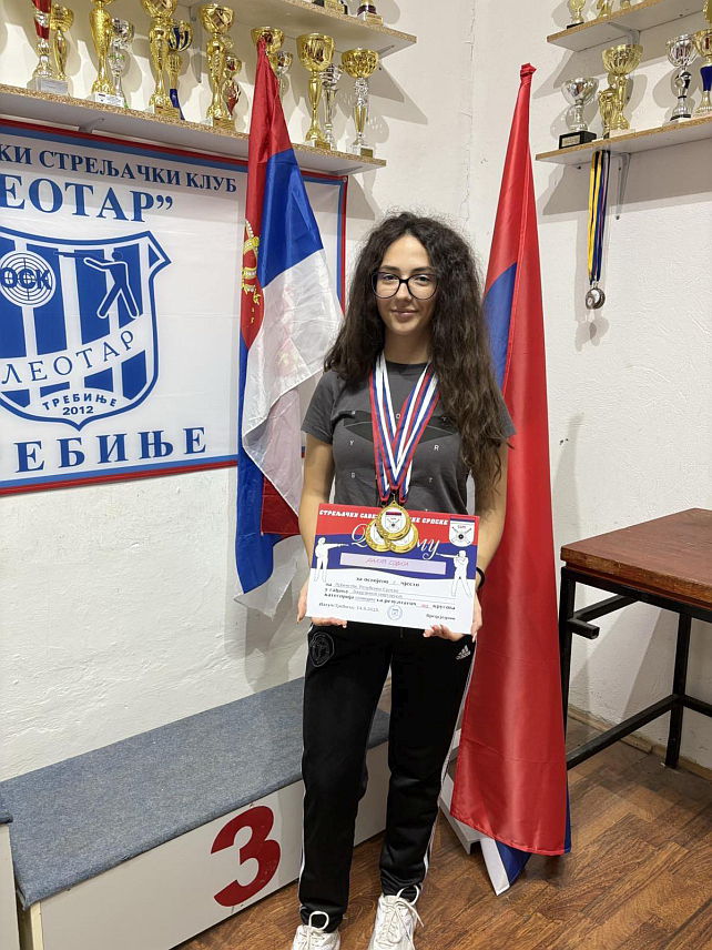 БИЈЕЉИНА, 16. СЕПТЕМБРА /СРНА/ - Чланица Стрељачког клуба "ТРБ" из Бијељине и најбоља такмичарка Републике Српске у дисциплини ваздушни пиштољ Софија Ракић на недавном првенству Републике Српске у Требињу убједљиво је побједила у све три категорије, поставиши нови рекорд Српске.