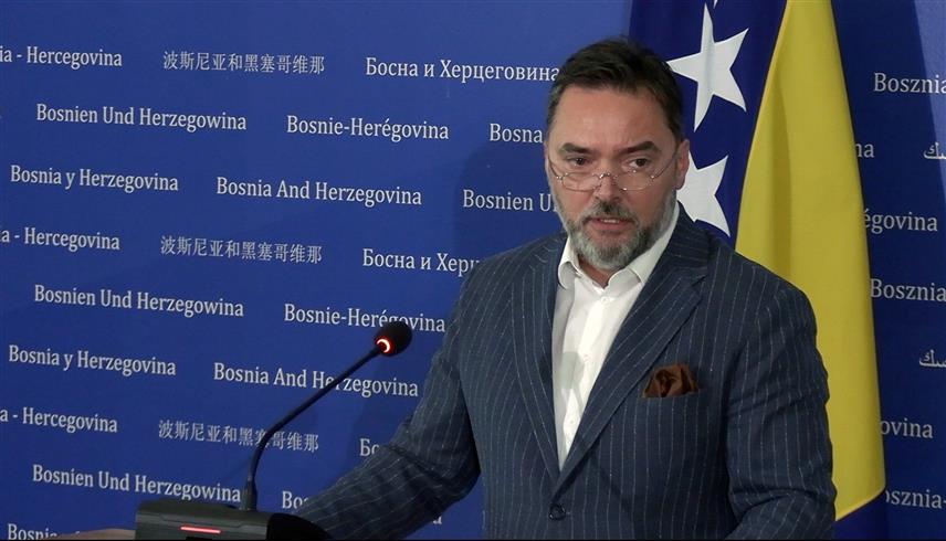САРАЈЕВО, 17. СЕПТЕМБРА /СРНА/ - Министар спољне трговине и економских односа у Савјету министара Сташа Кошарац одбацио је оптужбе да министри из Републике Српске у Савјету министара дјелују под утицајем Русије или неког другог, истичући да искључиво штите институције Српске и њихову видљивост.