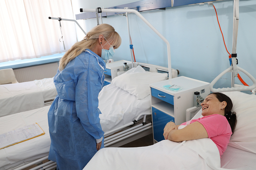 БАЊАЛУКА, 18. СЕПТЕМБРА /СРНА/ - Министар породице, омладине и спорта Републике Српске Селма Чабрић данас је на Клиници за гинекологију и акушерство УКЦ-а у Бањалуци посјетила породиљу Марину Јовановић из Вишеграда која је родила близанце, два дјечака и тако постала мајка осморо дјеце, те уручила пригодне поконе.