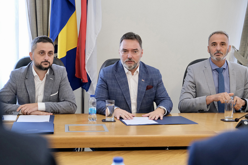 САРАЈЕВО, 18. СЕПТЕМБРА /СРНА/ - Министар спољне трговине и економских односа у Савјету министара Сташа Кошарац потписао је споразум о сарадњи надлежних инспекцијских органа и Конзорцијума "Логистика БиХ", а циљ је да се смање застоји на царинским терминалима и убрза проток робе.	

