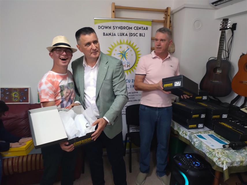 БАЊАЛУКА, 18. СЕПТЕМБРА /СРНА/ - Амбасадор особа са Дауновим синдромом Владо Ђајић уручио је данас патике члановима Даун синдом центра Бањалука које су захваљујући његовој донацији набављене у Сједињеним Државама.