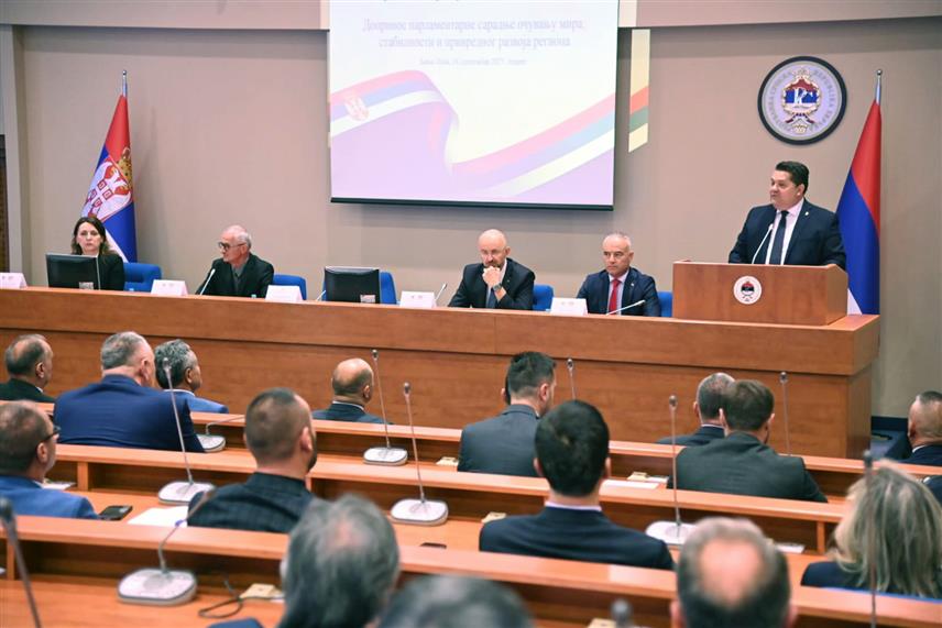 БАЊАЛУКА, 18. СЕПТЕМБРА /СРНА/ - Чланови Парламентарног форума Србије и Републике Српске позвали су данас на поштовање Дејтонског споразума, који дефинише права народа и ентитета без чије сагласности се не могу доносити одлуке, као и права Срба на Косову и Метохији чија су слобода и индентитет угрожени једностраним актима привремених институција уз примјену насиља које им угрожава и физички опстанак.