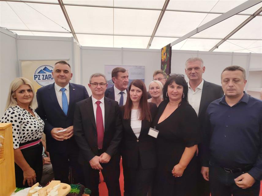 БИЈЕЉИНА, 18. СЕПТЕМБРА /СРНА/ - Општина Лопаре представила је на Међународном сајму пољопривреде, лова и риболова "Интерагро" у Бијељини домаћу производњу здраве хране која је веома тражена на тржишту и привукла на свој штанд велики број посјетилаца.