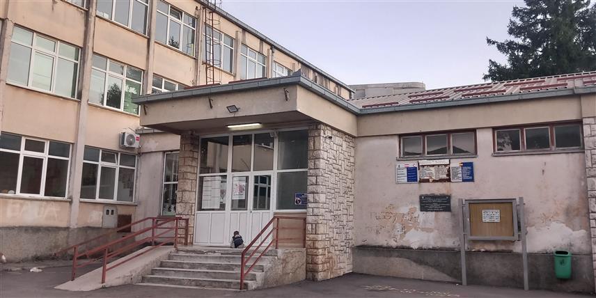 БИЛЕЋА, 19. СЕПТЕМБРА /СРНА/ - У Основној школи "Петар Други Петровић Његош" у Билећи ускоро би требало да почне доградња мокрих чворова и три нове учионице, чиме ће бити знатно побољшани услови за боравак и рад више од 490 ученика и 60 запослених.