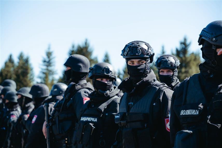БАЊАЛУКА, 19. СЕПТЕМБРА /СРНА/ - Припадници Министарства унутрашњих послова Републике Српске успјешно су на подручју општине Шипово реализовали тактичку вјежбу која је подразумијевала рјешавање талачке ситуације настале након потјере за опасним и наоружаним лицима која су починила кривично дјело тешко убиство.