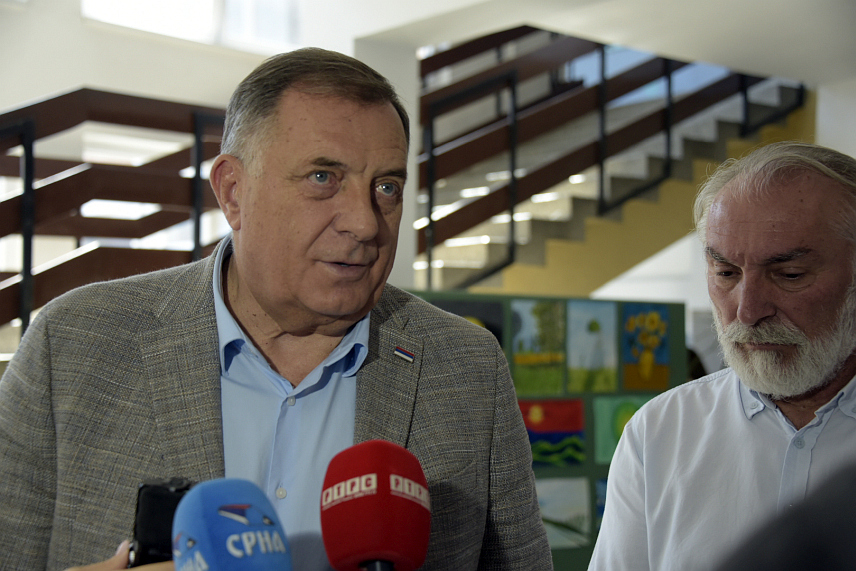 БАЊАЛУКА, 1. СЕПТЕМБРА /СРНА/ - Предсједник Републике Српске Милорад Додик рекао је да се из протеста превозника види да је БиХ системска грешка, те да ће покушати да пронађе начин да се помогне превозницима, које су и грађани Српске подржали.